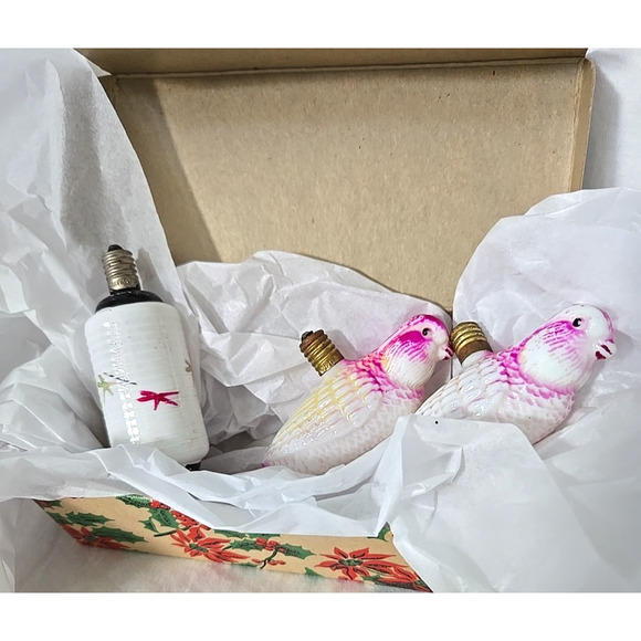 Antique Milk Glass Parakeet (set of 2) and Lantern Light Bulbs Untested - Picture 2 of 11